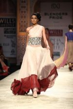 Model walks the ramp for Manish Malhotra at Wills Lifestyle India Fashion Week Autumn Winter 2012 Day 3 on 17th Feb 2012 (39).JPG
